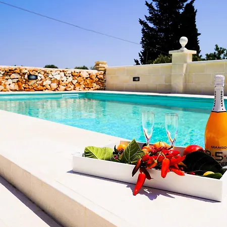 Villa D'oliviers Prestigiosa Con Piscina Ad Ostuni